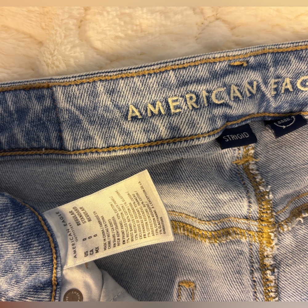 American Eagle Outfitters High Rise Light Wash Mom Jeans Size 0 - Picture 3 of 6